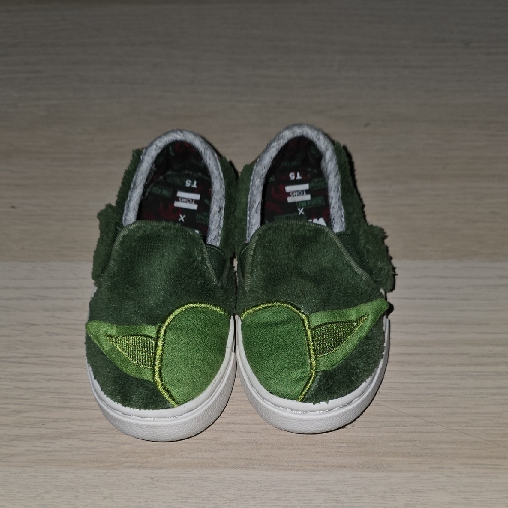 TOMS x Star Wars Yoda Toddler Slip-On Shoes Size T5 Green Fuzzy Limited Edition